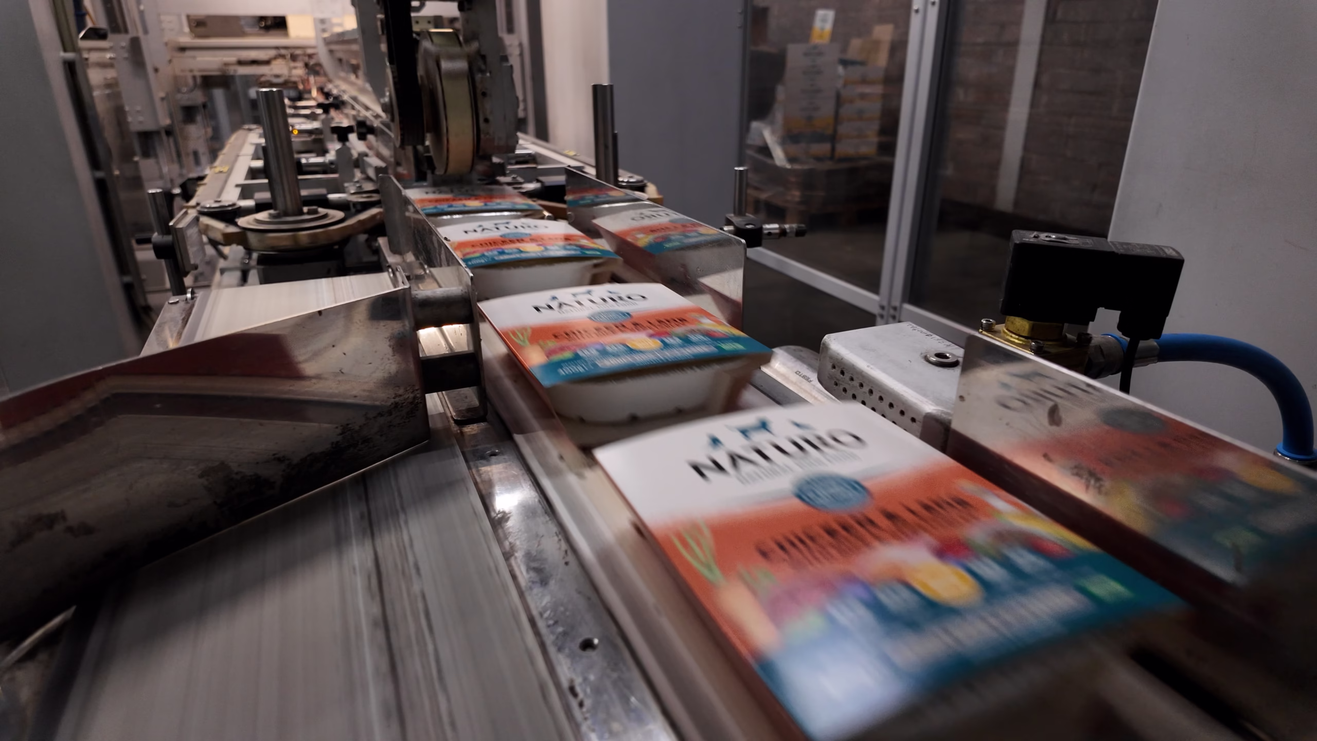 Wet pet food manufacturing packaging formats including cans and foil trays
